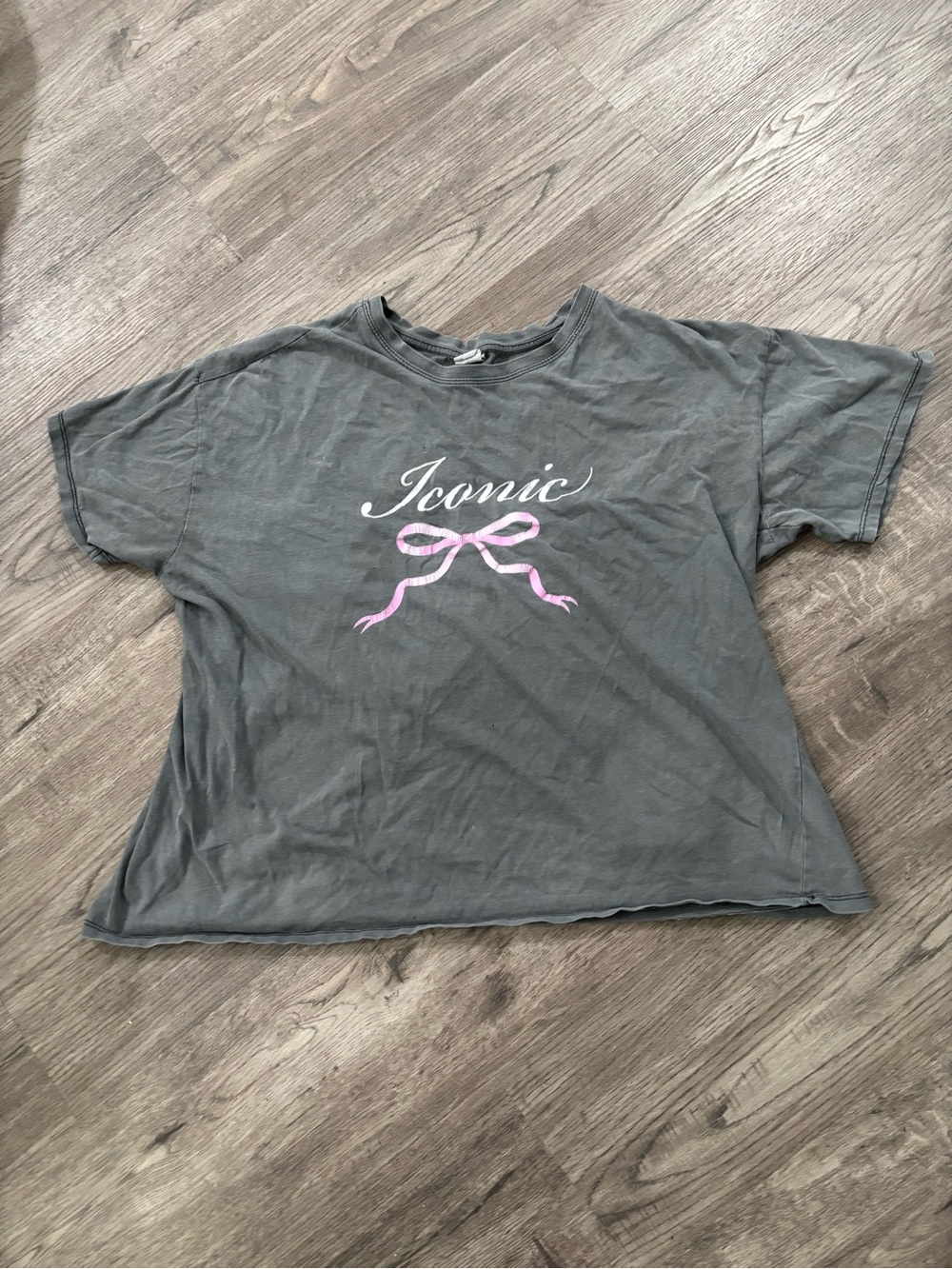 Graphic 'Iconic' Bow Crop Tee - Grey with Pink Accent